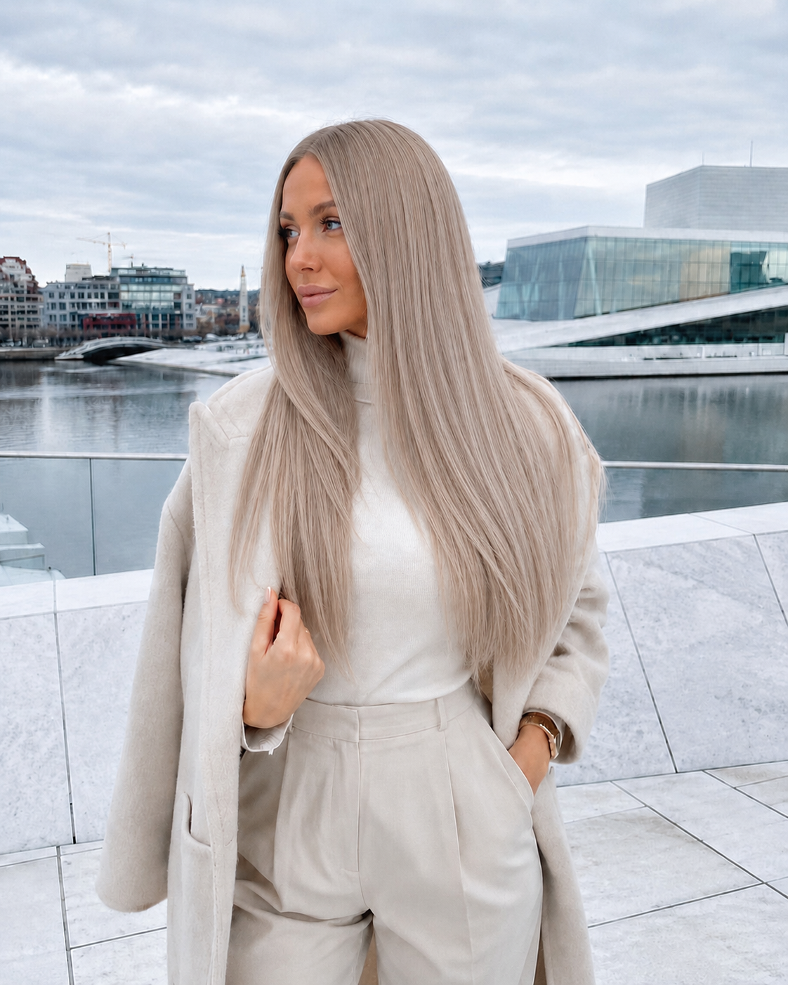 Włosy Seamless Clip-In 55 cm Oslo Ice na modelce – chłodny lodowy blond, widok z przodu