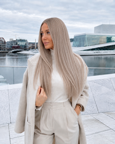 Włosy Seamless Clip-In 55 cm Oslo Ice na modelce – chłodny lodowy blond, widok z przodu